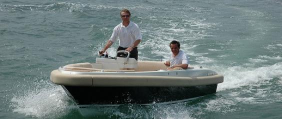 Fender Innovations ontwikkelde voor super yacht tender Owners Launch 5.0 van Compass fenders op maat. 