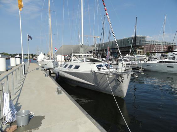 Stijlvol, lichtgrijs fendersysteem voor multi hybride zeiljacht van Hreko, Joso Perkovic