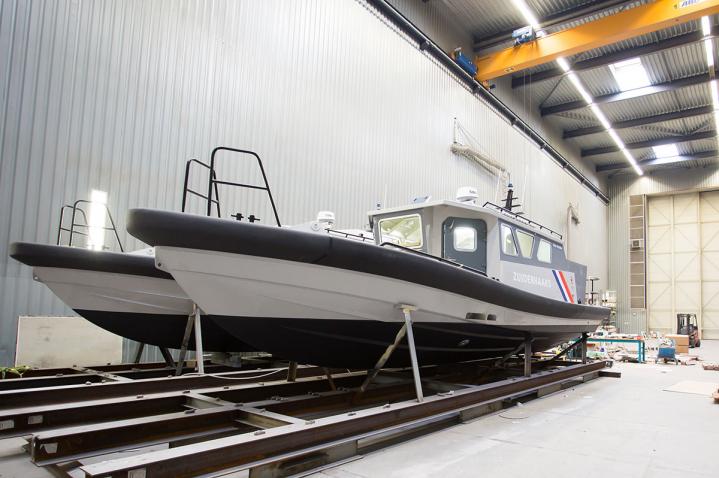 Fenders voor werkboot K11, VEKA group