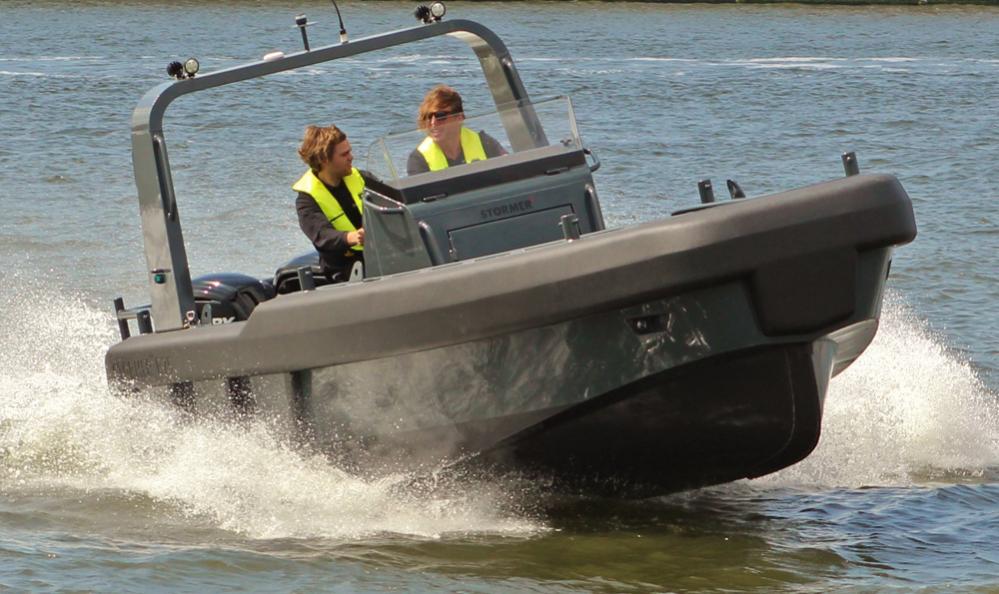 Lichtgewicht fender systeem voor Stormer marine's Rescue75 Outboard werkboot.